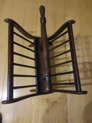 Revistero antiguo de madera plegable.