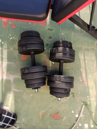 Banco de pesas con mancuernas