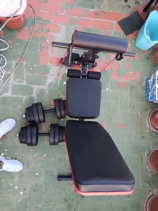 Banco de pesas con mancuernas