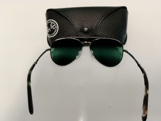 Occhiali da sole Ray-Ban neri e verdi