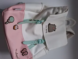 Mochila Pusheen Blanca y Rosa.
