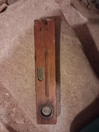 Nivel de madera antiguo