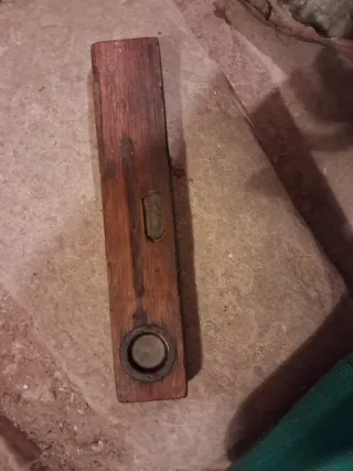 Nivel de madera antiguo