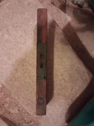 Nivel de madera antiguo