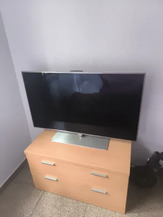 TelevisiónNegra y Plateada y con camara