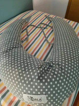 Cojín de lactancia gemelar gris lunares. KOALA