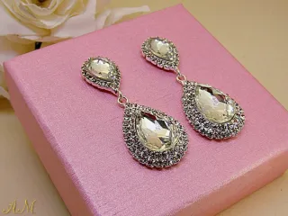 Pendientes lágrima en color plateado y cristales