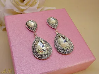 Pendientes lágrima en color plateado y cristales