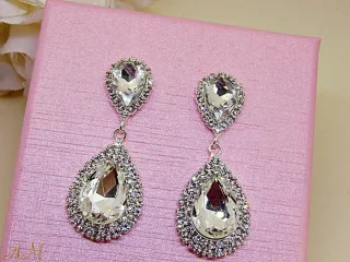 Pendientes lágrima en color plateado y cristales