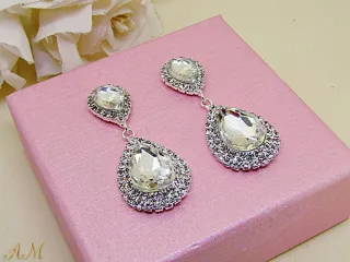 Pendientes lágrima en color plateado y cristales