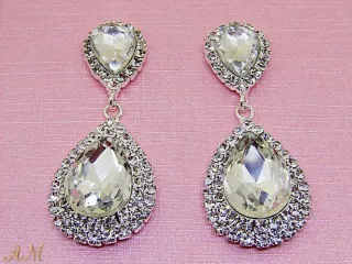 Pendientes lágrima en color plateado y cristales