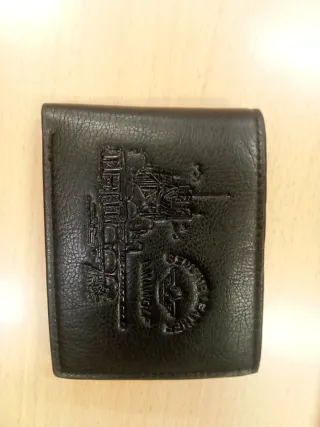 Cartera de piel negra con relieve