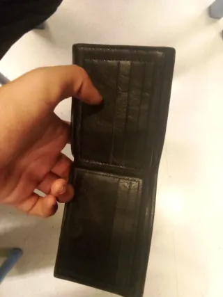 Cartera de piel negra con relieve