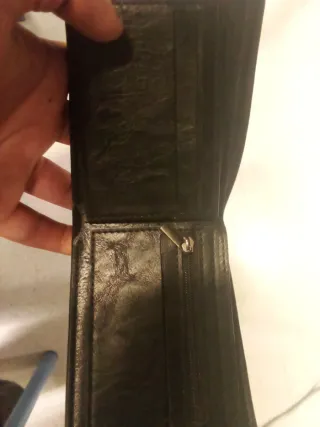 Cartera de piel negra con relieve