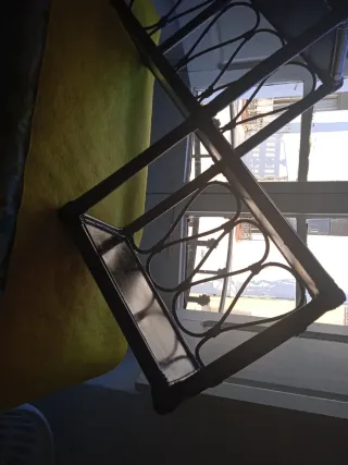 Estantería de metal y madera