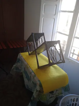 Estantería de metal y madera