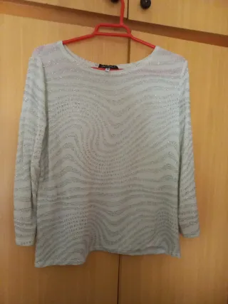 Blusa plateada con pedrería