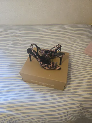 Zapatos de tacón con estampado de leopardo