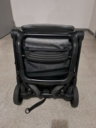 Carrito de bebé gris