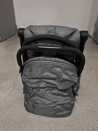 Carrito de bebé gris