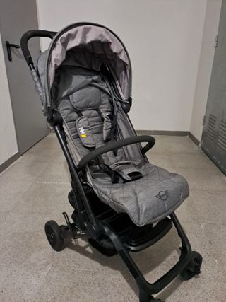 Carrito de bebé gris