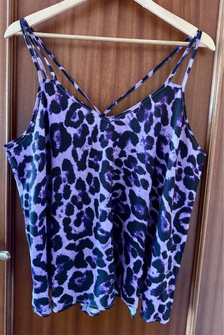 Camiseta tirantes estampado leopardo morado