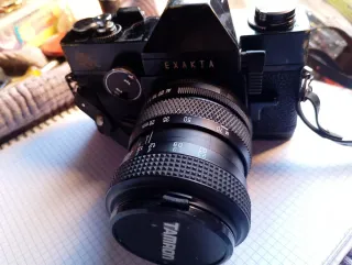 Cámara Exakta con objetivo Tamron 28-70mm