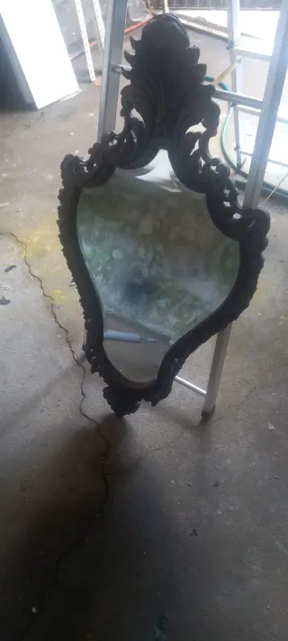 Cadeira antiga e espelho