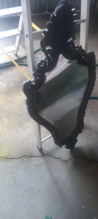 Cadeira antiga e espelho