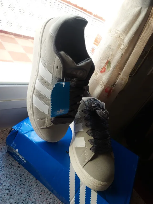 Zapatillas Adidas Grises y Blancas