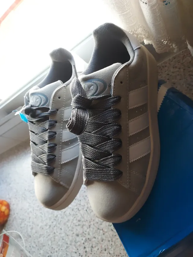 Zapatillas Adidas Grises y Blancas