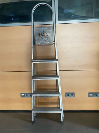 Escalera aluminio 4 peldaños plegable