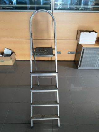 Escalera aluminio 4 peldaños plegable