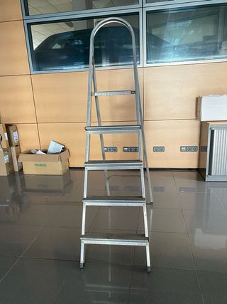 Escalera aluminio 4 peldaños plegable