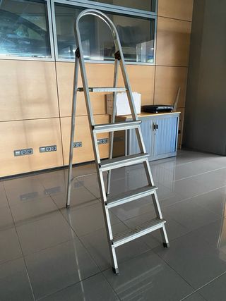 Escalera aluminio 4 peldaños plegable