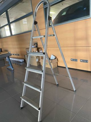 Escalera aluminio 4 peldaños plegable