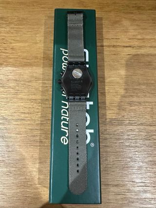 Reloj Swatch Negro y Gris Correa Textil