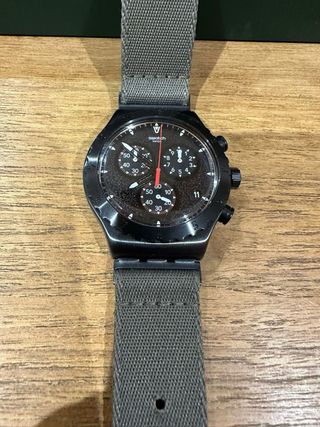 Reloj Swatch Negro y Gris Correa Textil