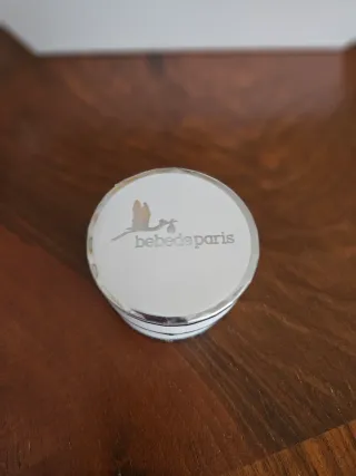 Cesta Bebé Paris con chupete, neceser y juguete.