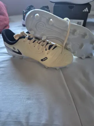 Zapatos de fútbol Adidas beige y blanco