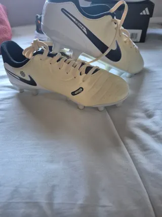 Zapatos de fútbol Adidas beige y blanco