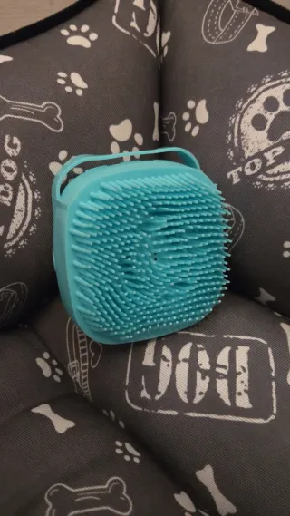 Spazzola per cani con dispenser sapone