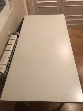 Escritorio Ikea blanco y negro