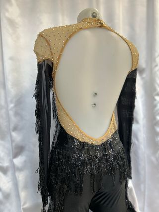 Mono de patinaje con pedrería y flecos