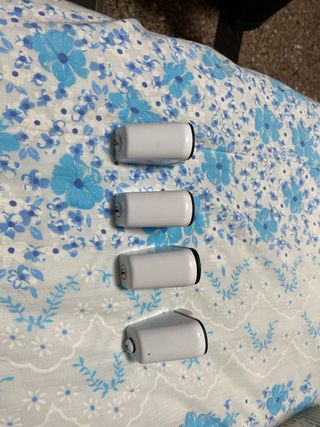 Supporti per scaffali metallici bianchi