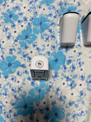 Supporti per scaffali metallici bianchi