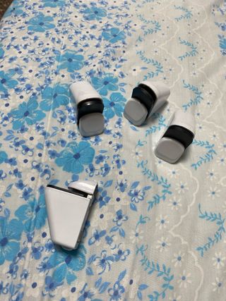 Supporti per scaffali metallici bianchi