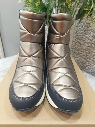 Botín mujer casual negro y dorado