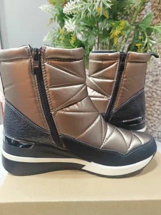 Botín mujer casual negro y dorado