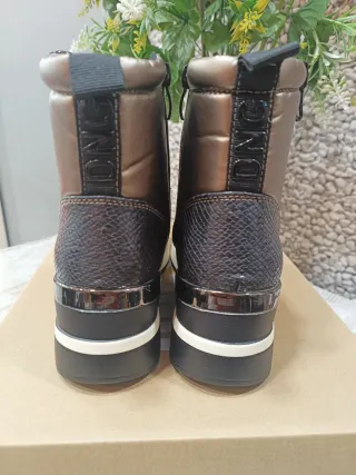 Botín mujer casual negro y dorado